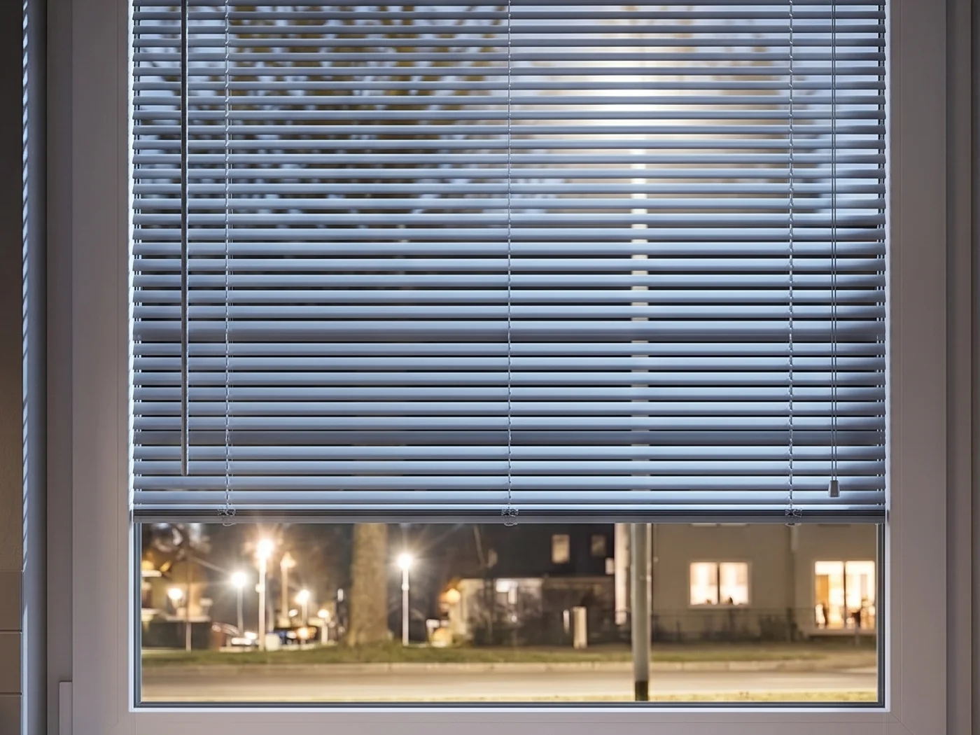 Jaloezie in magneetframe met zichtbare geleidingsprofielen
